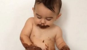 Ce bébé adore le Nutella et  le montre bien