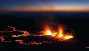 Un drone filme l'éruption du Piton de la Fournaise.