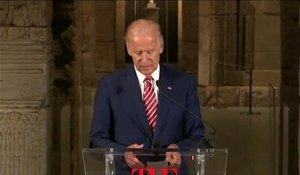 Quand Joe Biden plaisante avec François Hollande sur son retard avant un discours