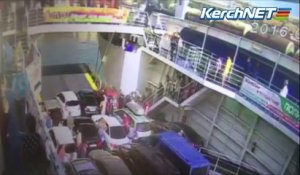 le conducteur d'une voiture chute d'un ferry