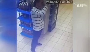Un Russe descend une bouteille de vodka dans un supermarché pour ne pas la payer