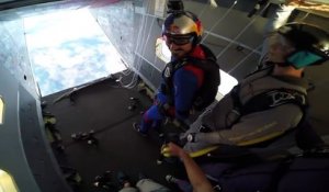 Des parachutistes s'amusent à se passer une balle dans les airs lors d'un saut