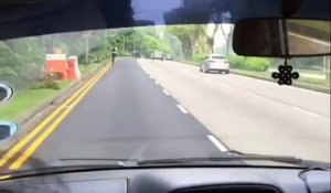 Ce gars roule à 70 kmh avec son petit scooter électrique en pleine route... Dingue