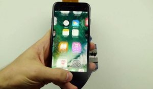 Enorme fake : un Youtubeur perce un iPhone 7 pour trouver une prise Jack cachée !