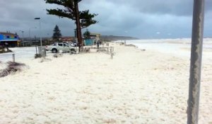 La mer se transforme en neige lors d'une tempête en Australie