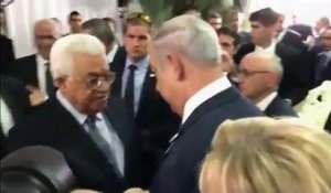 Poignée de mains entre Benyamin Nétanyahou et Mahmoud Abbas avant les funérailles de Shimon Peres