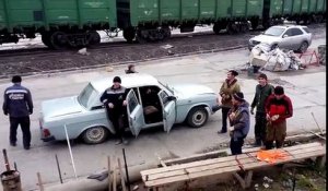 17 personnes ont réussi à s'entasser dans cette voiture en Russie
