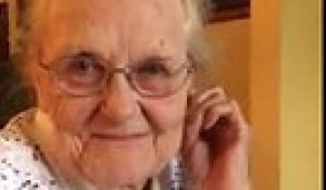 Une grand-mère écoute une chanson qu'elle a écrite