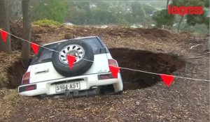 Garée sur une ancienne mine, une voiture s'enfonce dans le sol en Australie