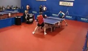 Regardez ce trick génial en ping pong... Le joueur donne tout