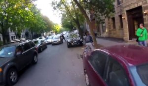 Road Rage :   Coups de marteau et saut sur le toit d'une voiture