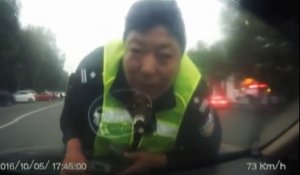 Fuite d'un conducteur en chine avec un policier sur le capot de sa voiture