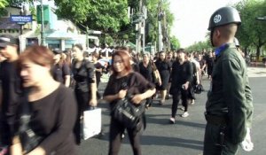 Des milliers de Thaïlandais au palais pour rendre hommage au roi
