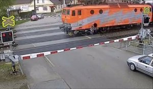 Il chute sur un passage à niveau alors qu'un train passe... Il a eu chaud!