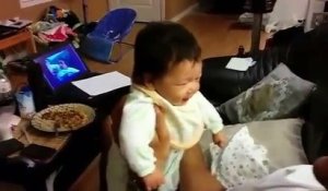 Ce papa réussit pour la première fois à faire rire son bébé. C'est magnifique !