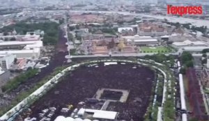 En Thaïlande, 150 000 personnes chantent pour leur roi défunt