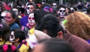 Des squelettes envahissent les rues de Mexico pour le Jour des morts