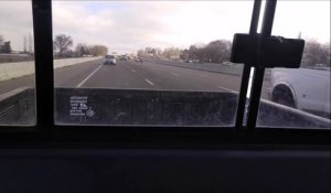 Quand la radio diffuse la musique parfaite pour une course-poursuite sur l'autoroute!