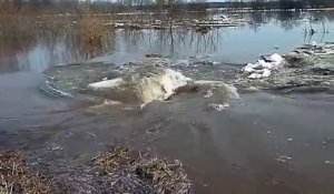 L'eau de ce lac est aspirée par un trou sans fond ... flippant !