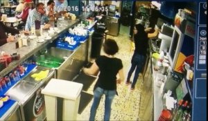 D'un réflexe inouï une barmaid sauve une tasse prête à s'exploser au sol