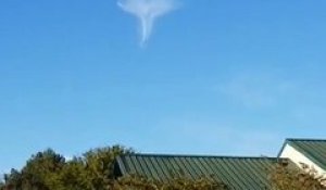 Un Nuage En Forme D Ange Apparait Dans Le Ciel Sur Orange Videos