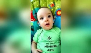 Cet enfant entend sa maman pour la première fois grace à son appareil auditif... Trop mignon