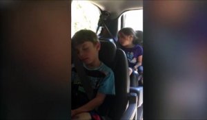 Des gamins en synchro parfaite alors qu'il dorment dans la voiture