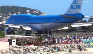 Des touristes à la plage contre le souffle des réacteurs d'un avion...