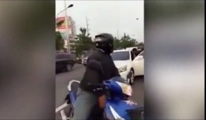 Ce touriste anglais pète un câble dans le trafic à Bangkok