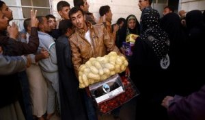 Food handouts for recently-returned Iraqis