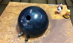 Découper une boule de bowling en 2 avec un jet d'eau