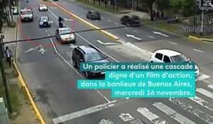 Un policier cramponné au capot d'une voiture en Argentine