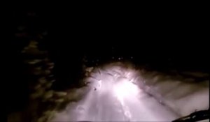 Le Yéti filmé traversant une route de nuit en Russie. LOL