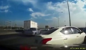 Instant Karma quand un automobiliste force le passage sur une autoroute