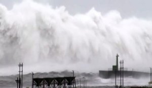 Scène surréaliste : D'énormes vagues s'abattent sur un phare