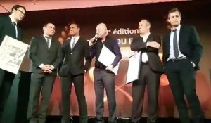 Kad Merad remet un Oscar d'honneur à Thierry Dusautoir