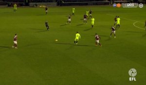 Ce footballeur confond un stadier avec un coéquipier... Jaune fluos !