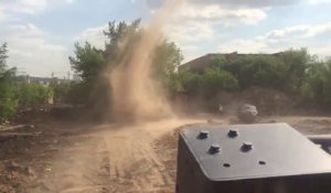 Une mini tornade de poussière se forme sur un chantier