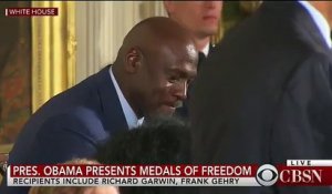 Barack Obama rend hommage à un Michael Jordan ému