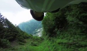 Graham Dickinson repousse le vol en wingsuit en volant en rase-motte