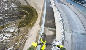 Fabio Wibmer roule à vélo sur le bord d'un barrage
