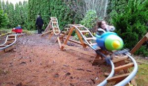 Des montagnes russes pour ses enfants dans le jardin