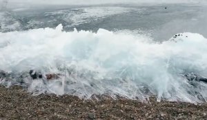 Les vagues qui se transforment en glace sur le Lac Baïkal en Russie