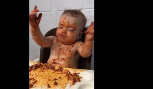 Ce bébé aime vraiment manger des spaghettis