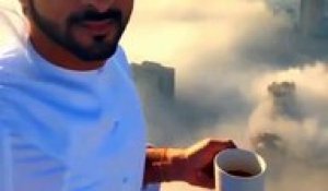 Ce prince se filme au dessus des nuages de Dubai au petit dèj... La belle vie