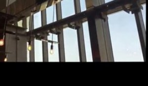 Des laveurs de vitres coincés dans une nacelle incontrôlable sur le 2nd building le plus haut de Chine