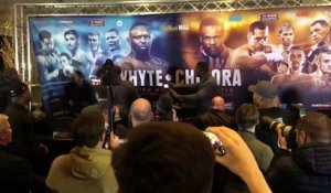 Boxe - Derreck Chisora balance une table sur Dillian Whyte en conférence de presse