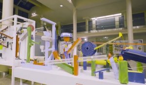 La plus grande machine de Rube Goldberg allume un sapin de noël