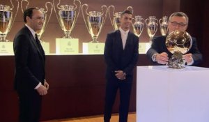Ballon d'Or - Cristiano Ronaldo reçoit son trophée