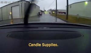 Cette conductrice plonge sa voiture d'un dock de déchargement sans avoir vu le trou énorme